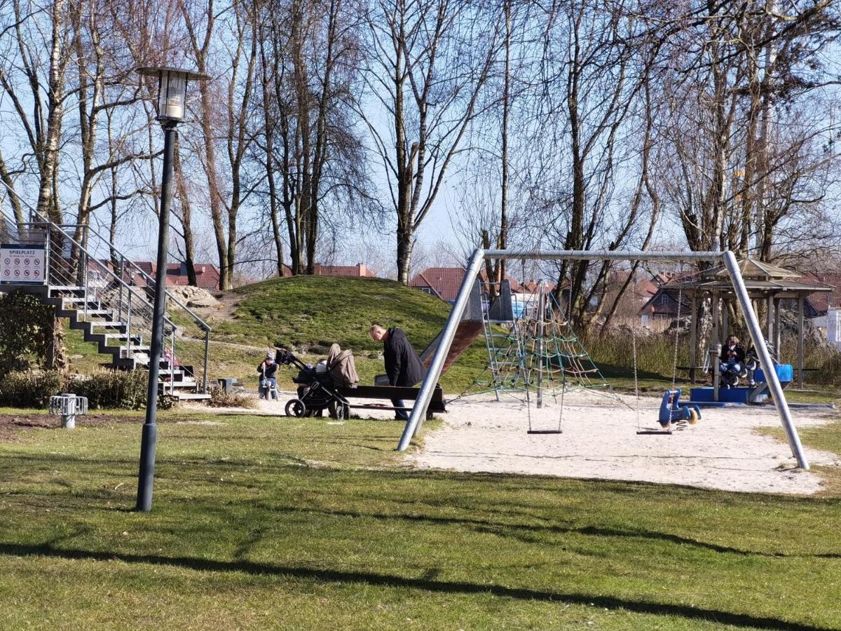Schaake Hooksiel - Charmante Reetdachwohnung & Kostenfreier Parkplatz Exterior photo