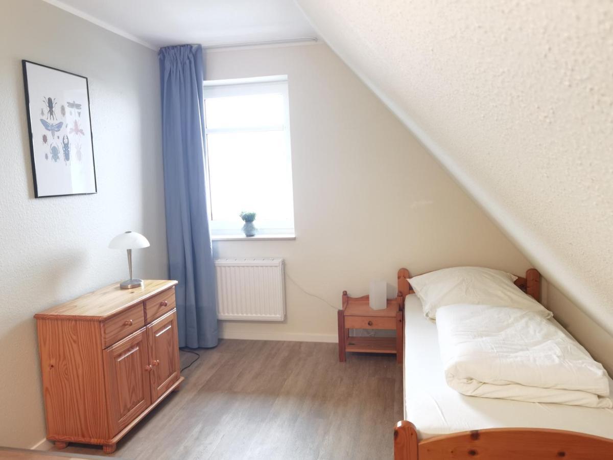 Schaake Hooksiel - Charmante Reetdachwohnung & Kostenfreier Parkplatz Exterior photo