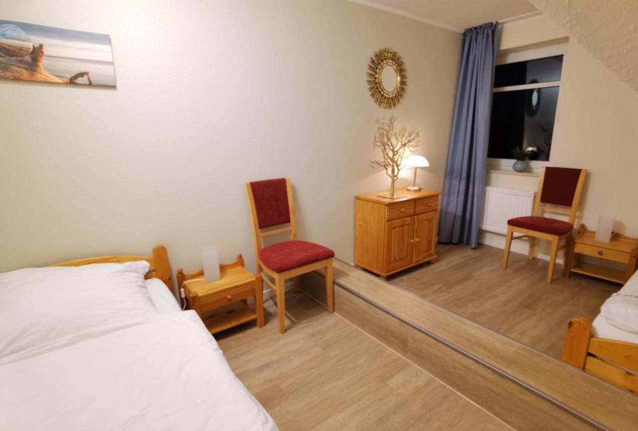 Schaake Hooksiel - Charmante Reetdachwohnung & Kostenfreier Parkplatz Exterior photo